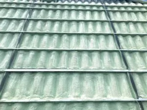 No Place Like Foam--Using SPF to protect facilities from hurricanes and floods(图2) A close-up of closed-cell spray polyurethane foam (SPF).